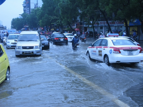 Mưa đã giảm, Hà Nội "thoát" nguy cơ lụt như 2008